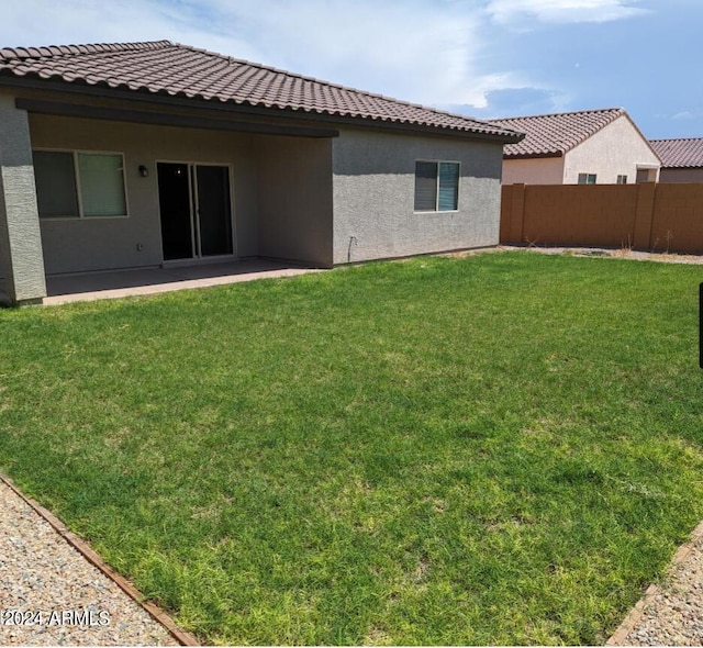 view of yard featuring a patio