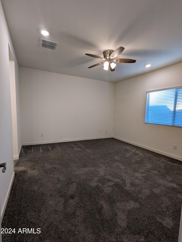 carpeted empty room featuring ceiling fan