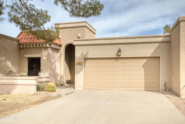 view of front facade featuring a garage