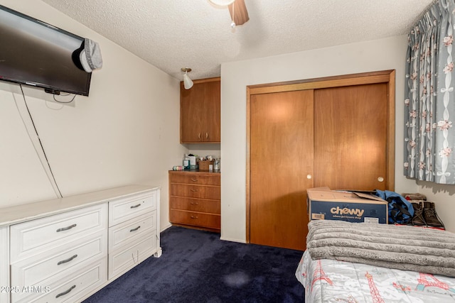 505 S S Rdg, Mesa, AZ 85204 - bedroom featuring dark colored carpet, a textured ceiling, a closet, and ceiling fan
