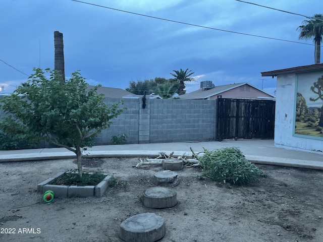 view of yard featuring a patio area