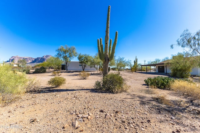 view of yard featuring a mountain view