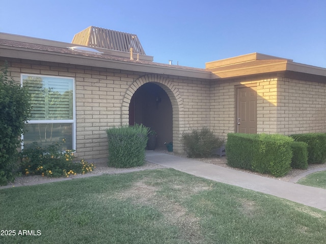 1036 E Wagon Wheel Dr, Phoenix, AZ 85020 - view of front of home featuring brick siding and a front yard