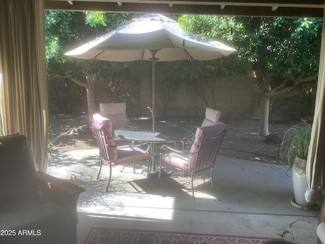 1036 E Wagon Wheel Dr, Phoenix, AZ 85020 - view of patio featuring outdoor dining area