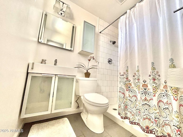 bathroom featuring tiled shower and toilet