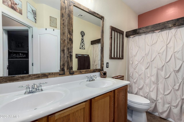 bathroom featuring a shower with curtain, vanity, and toilet