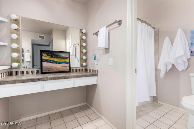 full bath featuring tile patterned flooring, toilet, vanity, visible vents, and a shower with curtain