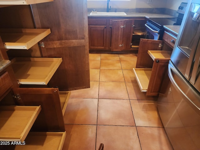 9939 W Ironwood Dr, Sun City, AZ 85351 - kitchen featuring stainless steel appliances and light tile patterned floors