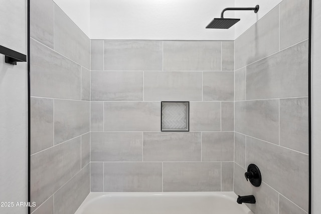 bathroom featuring tiled shower / bath combo