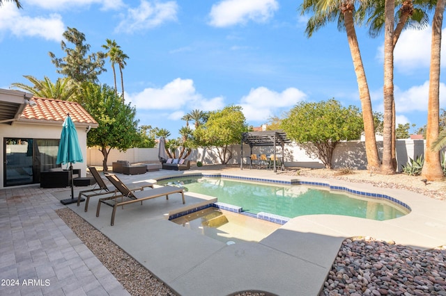 view of pool featuring outdoor lounge area, a patio, a fenced backyard, and a pool with connected hot tub