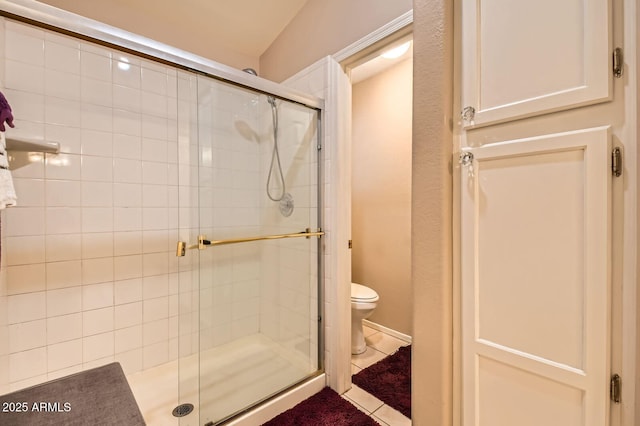 full bathroom featuring a stall shower and toilet