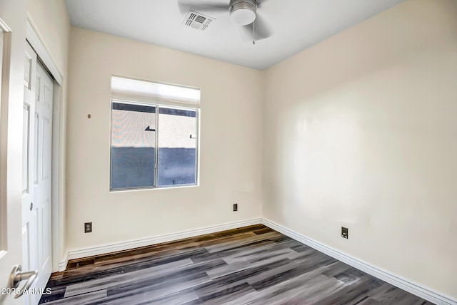 unfurnished room with dark wood-type flooring and ceiling fan