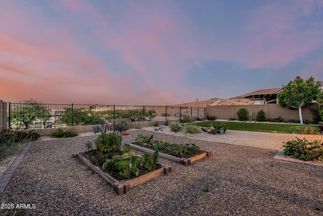 7813 S 43rd Pl, Phoenix, AZ 85042 - yard at dusk featuring a garden