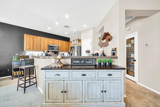 kitchen with recessed lighting, stainless steel appliances, visible vents, baseboards, and dark countertops