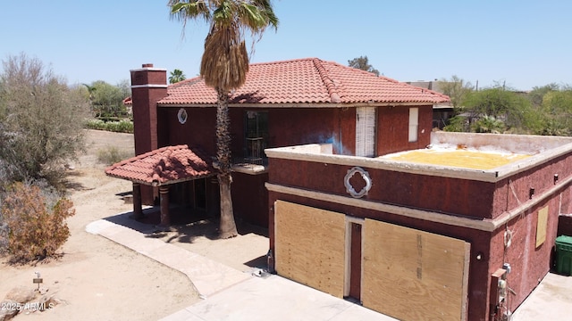 5716 E Desert Vista Trl, Cave Creek, AZ 85331 - view of side of home featuring stucco siding, a chimney, and a tiled roof
