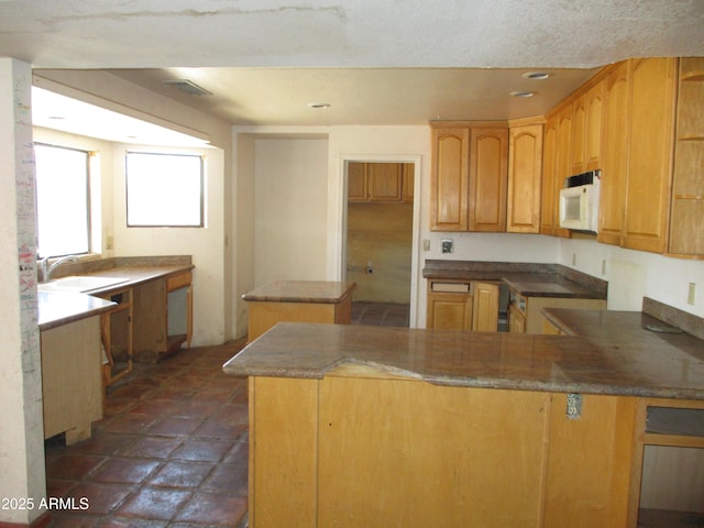 5716 E Desert Vista Trl, Cave Creek, AZ 85331 - kitchen featuring white microwave, a sink, a peninsula, and recessed lighting