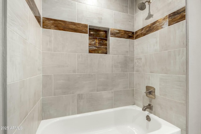 bathroom with tiled shower / bath combo