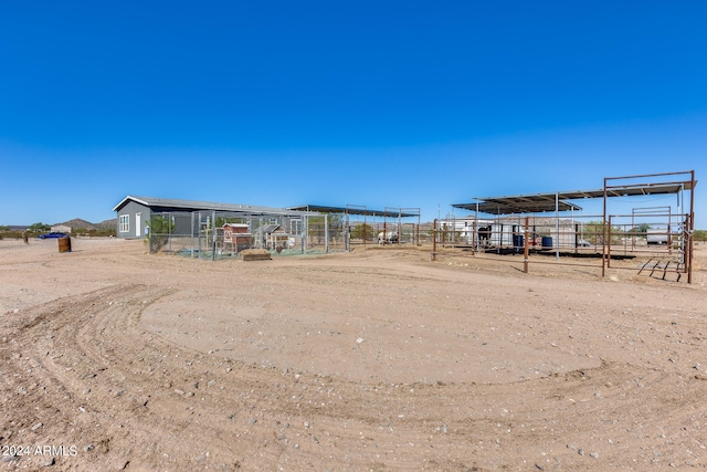 view of yard featuring an outbuilding