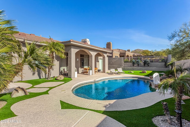 view of swimming pool featuring a patio