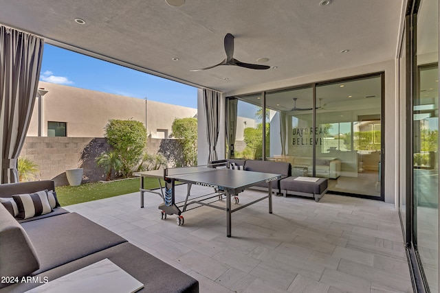 sunroom with ceiling fan