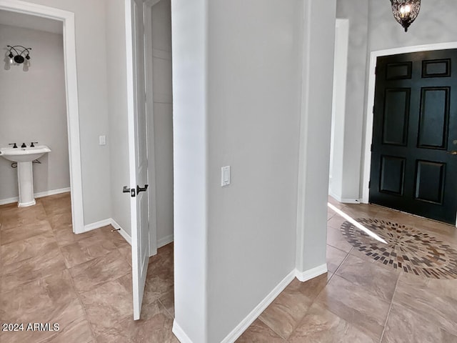 entrance foyer featuring an inviting chandelier and sink