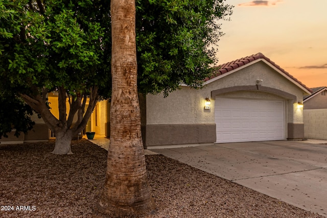 view of front facade featuring a garage