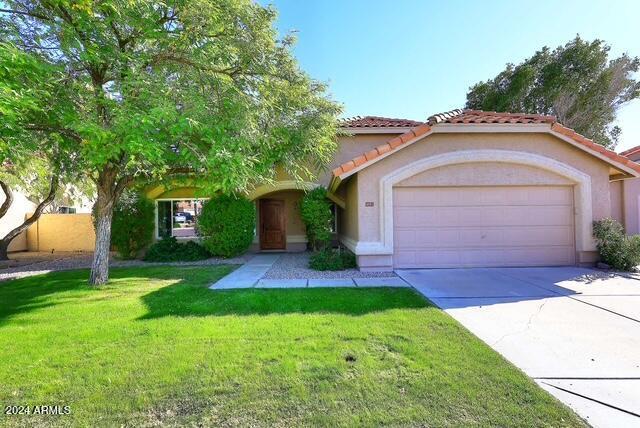 view of front of home featuring a front lawn and a garage