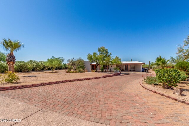8043 E Laurel St, Mesa, AZ 85207 - view of front of house with curved driveway