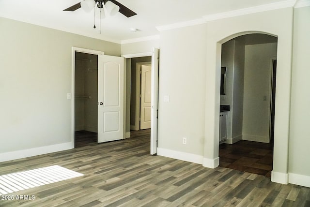 unfurnished room with dark wood-type flooring, ceiling fan, and ornamental molding