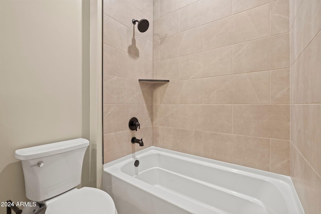 bathroom with tiled shower / bath and toilet