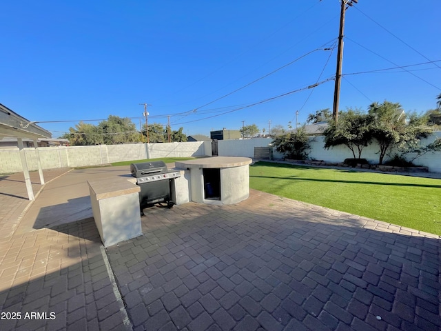 1421 W Pasadena Ave, Phoenix, AZ 85013 - fenced backyard featuring a patio and an outdoor kitchen