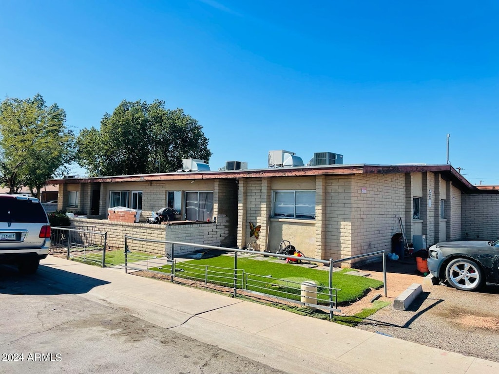 single story home featuring a front yard