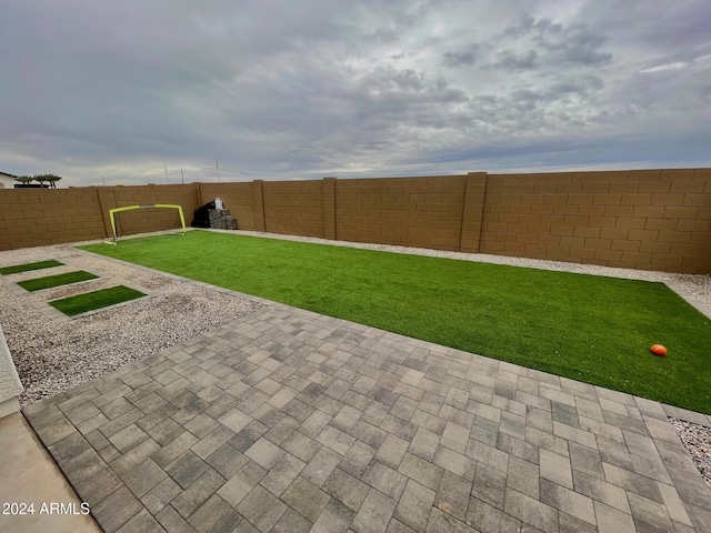 view of yard featuring a patio