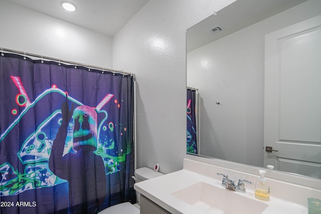 bathroom with a shower with curtain, vanity, and toilet