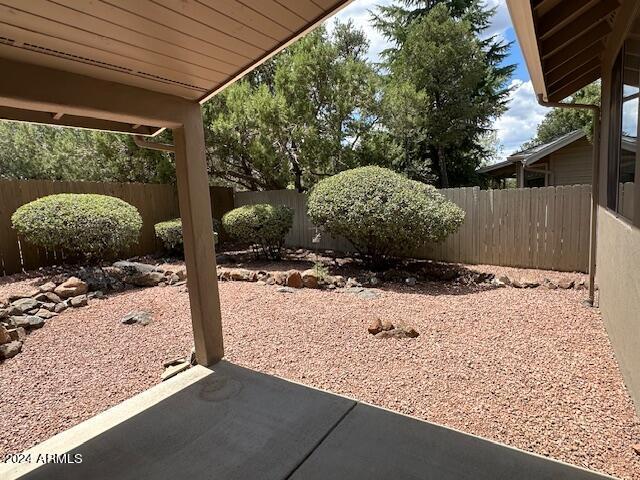 view of yard featuring a patio area