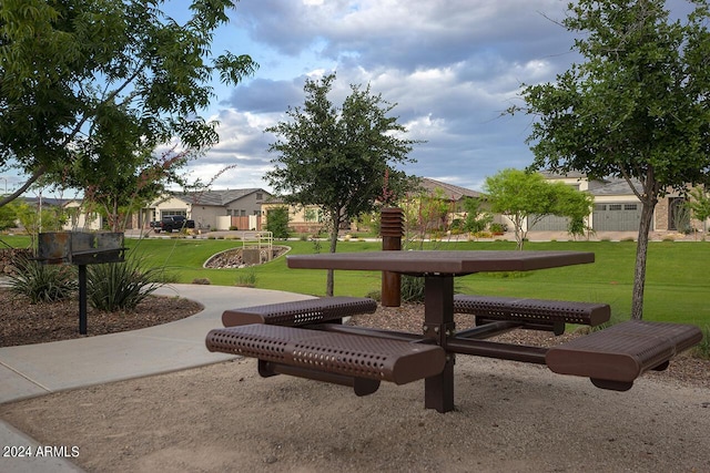 view of property's community featuring a lawn