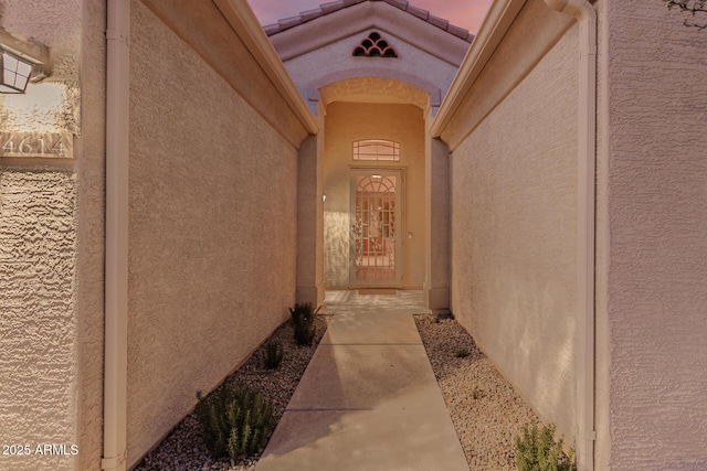 view of exterior entry with stucco siding