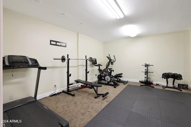 workout room with carpet flooring