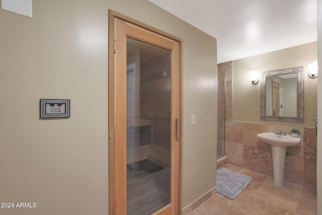 bathroom featuring tile walls