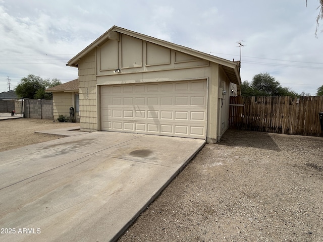 6842 S 42nd Pl, Phoenix, AZ 85042 - garage with concrete driveway