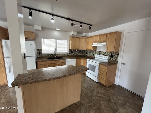 6842 S 42nd Pl, Phoenix, AZ 85042 - kitchen with white appliances, a sink, dark countertops, under cabinet range hood, and decorative backsplash