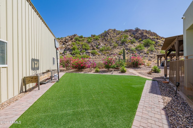 view of yard featuring a mountain view