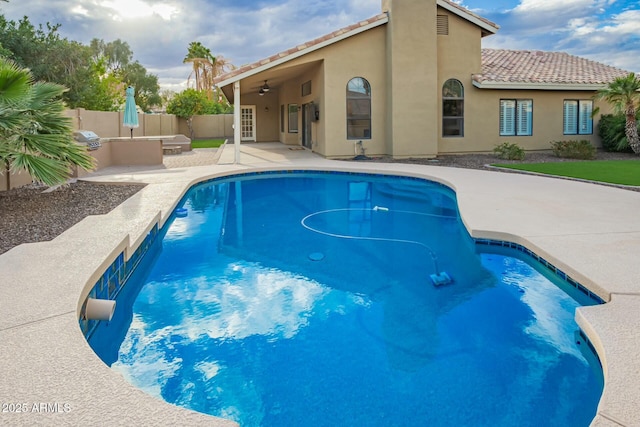 view of pool featuring a fenced in pool, a patio, a fenced backyard, and ceiling fan