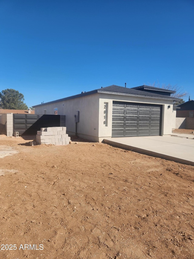 view of front facade featuring a garage