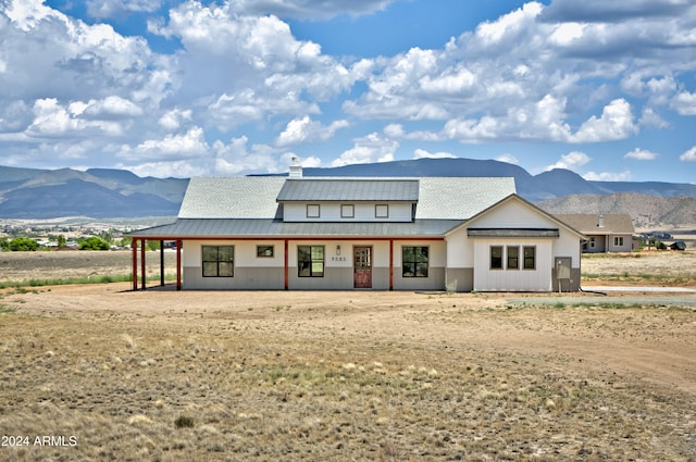 view of front of property featuring a mountain view