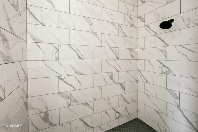 bathroom featuring a tile shower