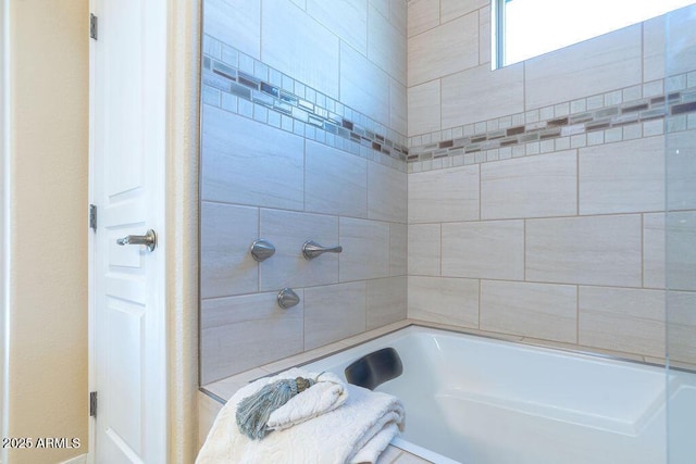 bathroom with tiled shower / bath combo