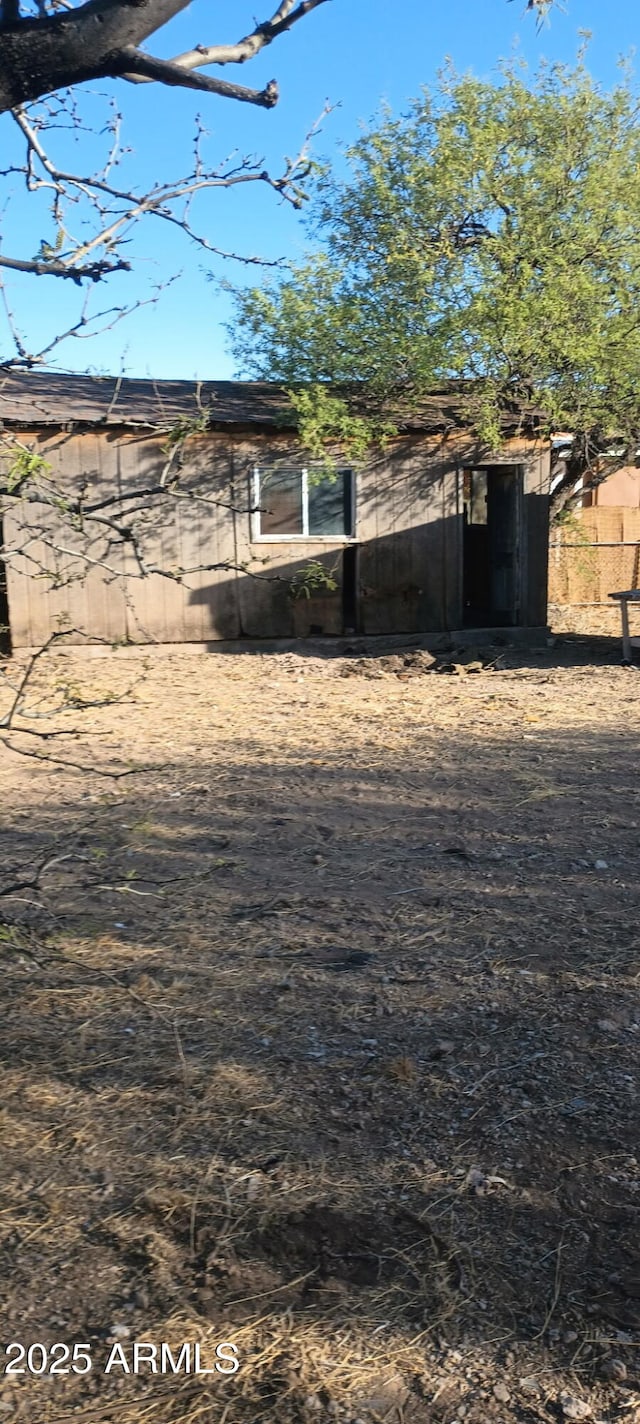 view of yard featuring fence and a storage shed