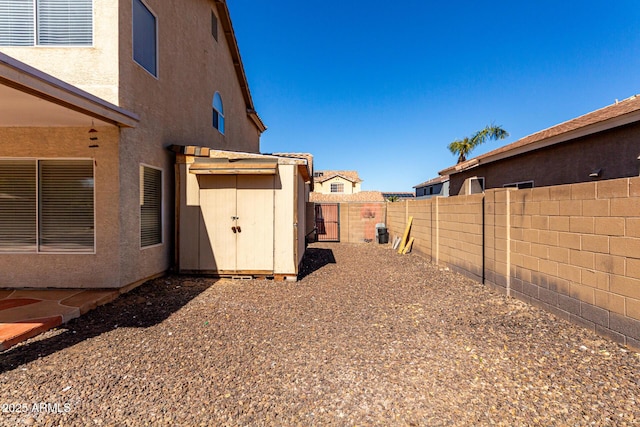 view of yard with a shed