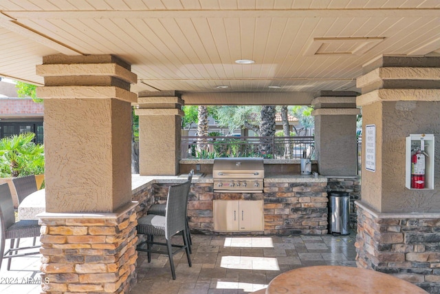 view of patio featuring an outdoor kitchen and grilling area